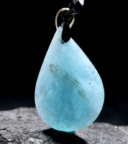 海蓝宝水滴形挂坠 规格/mm 重量 /克 编码 90000570