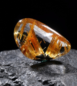 泰晶水滴形挂坠 规格29*28*18mm 重量 19.18克 编码 80000107