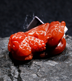 兔毛皮丘挂坠 规格27*12*8mm 重量 6.8克 编码 92000237