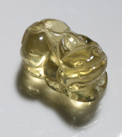 黄晶皮丘挂坠 规格34.5*18.5*17mm 重量 14.84克 编码 61000304