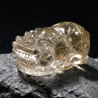 泰晶皮丘挂坠 规格４３*１９mm 重量 32.01克 编码 82200250