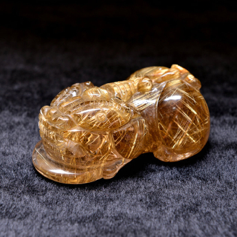 泰晶皮丘挂坠 规格43*22*23mm 重量 42.68克 编码 82200282