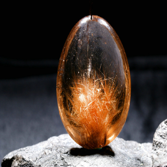 发晶水滴形挂坠石中发 规格50*42*15mm 重量 45.23克 编码 80001267