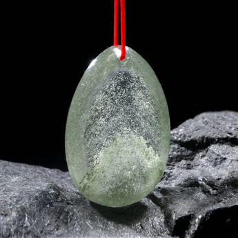 幽灵水滴形挂坠 规格4.5×2.6×1.5mm 重量 25.66克 编码 80002258