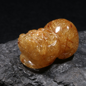 金发晶皮丘挂坠 规格３２*２１mm 重量 20.54克 编码 92200788