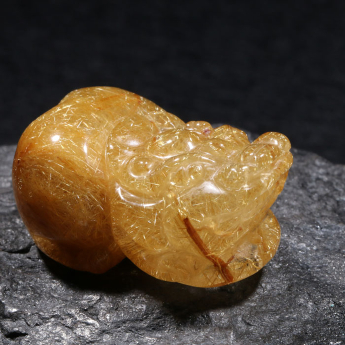 金发晶皮丘挂坠 规格41.5*27.5*15mm 重量 17克 编码 92200834
