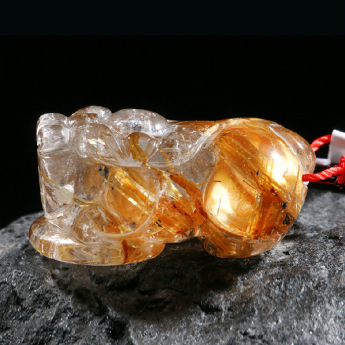 泰晶皮丘挂坠 规格25*17*15mm 重量 9.08克 编码 89000353