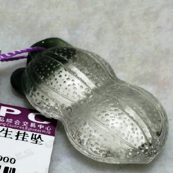 绿幽灵俏色花生挂坠 规格(长36*宽19*）重12.47克mm 重量 // 编码 92106529