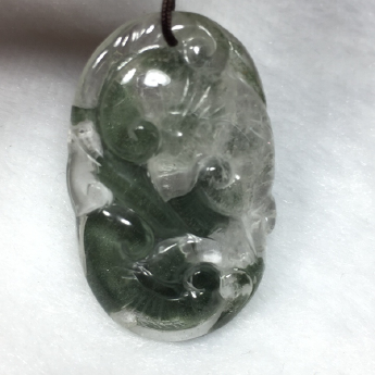 绿幽灵俏色龙挂坠 规格(长40*宽25*）重13.71克mm 重量 // 编码 92106528