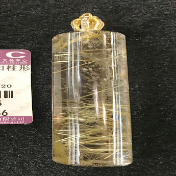 金发晶黄皇冠扣柱形挂坠 规格48*15*5mm 重量 25.7克 编码 92106556