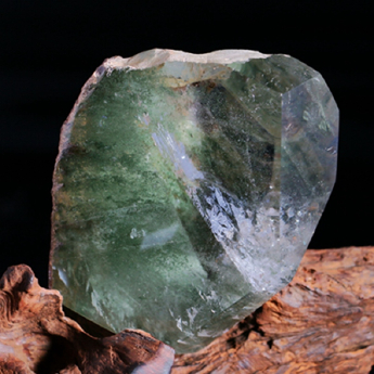 绿幽灵原矿石摆件（水晶大王收藏）规格10X13CM(连座尺寸21X21CM）重量0.99公斤编号19002625