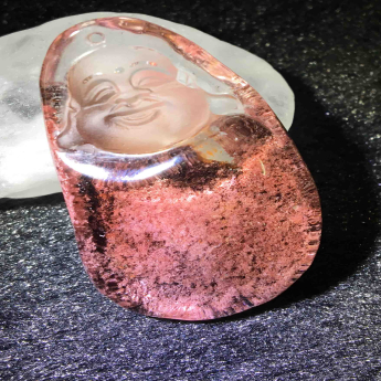 红幽灵笑佛挂坠 规格48*28mm 重量 24.27克 编码 92201799