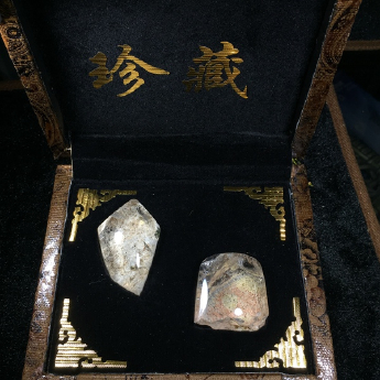 花幽灵原矿石摆件(2件套、带盒）(水晶大王收藏)规格56*34重量119g编号19002842