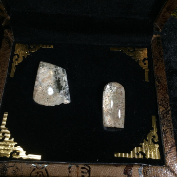 花幽灵原矿石摆件(2件套、带盒）(水晶大王收藏)规格41*31重量53g编号19002881