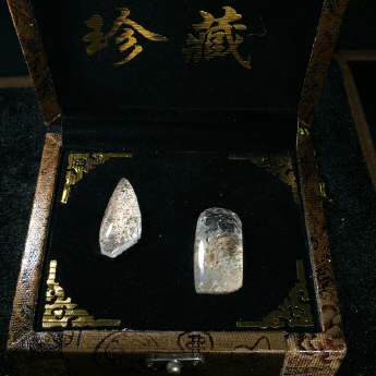 花幽灵原矿石摆件(2件套、带盒）(水晶大王收藏)规格36*23重量32g编号19002891