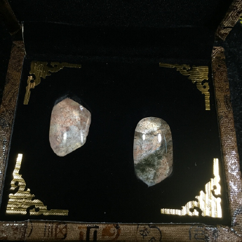花幽灵原矿石摆件(2件套、带盒）(水晶大王收藏)规格45*20重量55g编号19002896