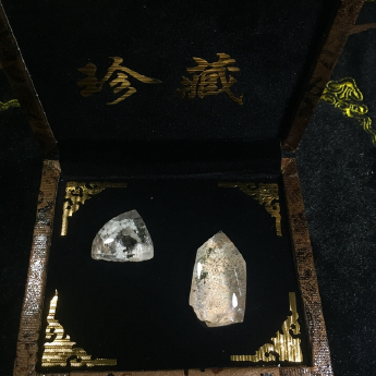 花幽灵原矿石摆件(2件套、带盒）(水晶大王收藏)规格52*30重量82g编号19002953