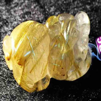 泰晶皮丘挂坠（板金） 规格3.7×2.1×1.6mm 重量 19.58克 编码 92202231