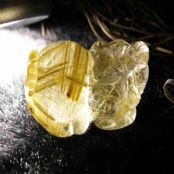 泰晶皮丘挂坠 规格/mm 重量 14.67克 编码 92202399