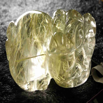 泰晶皮丘挂坠 规格3.7×2.25×1.55mm 重量 21.09克 编码 92202450