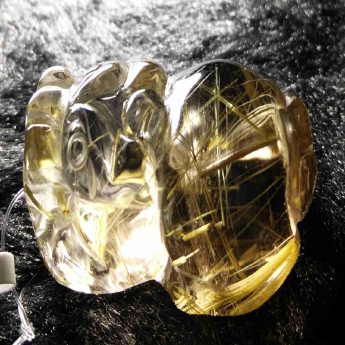 泰晶皮丘挂坠 规格31*19*13mm 重量 12.68克 编码 92202564