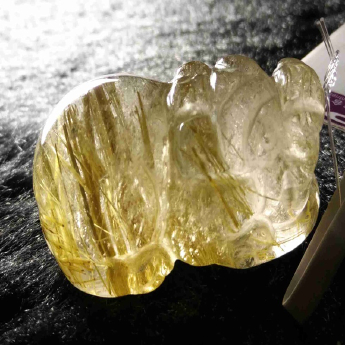 泰晶皮丘挂坠 规格30*19*13mm 重量 12.59克 编码 92202690