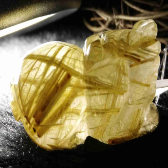 泰晶皮丘挂坠 规格/mm 重量 17.15克 编码 92202705