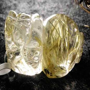 泰晶皮丘挂坠 规格3.6×2.1×1.65mm 重量 21.6克 编码 92202743