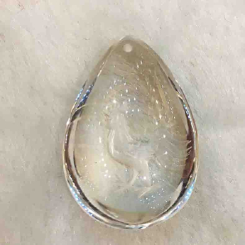 冰种白晶内雕生肖挂坠(鸡) 规格32*21*11mm 重量 9.8克 编码 24100240