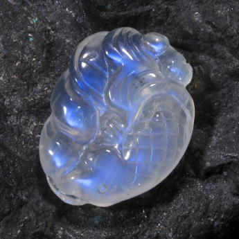 月光石金鱼挂坠 规格26*20*8mm 重量 6.95克 编码 82201010