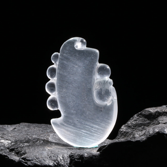乳白晶特色挂坠 规格27*42mm 重量 // 编码 93000090
