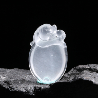 乳白晶特色挂坠 规格28*44mm 重量 // 编码 93000382