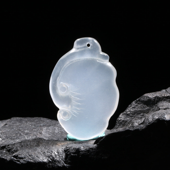 乳白晶特色挂坠 规格25*37mm 重量 // 编码 93000444