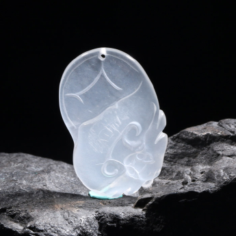 乳白晶特色挂坠 规格24*37mm 重量 // 编码 93000424