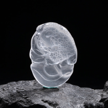 乳白晶特色挂坠 规格29*40mm 重量 // 编码 93000488