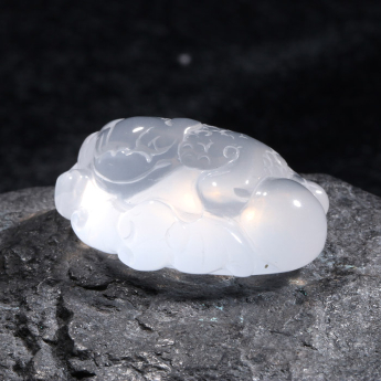乳白晶特色挂坠 规格31*21*18mm 重量 11.9克 编码 93000867