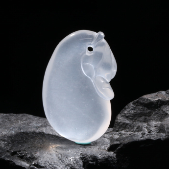 乳白晶特色挂坠 规格25*39mm 重量 // 编码 93000956