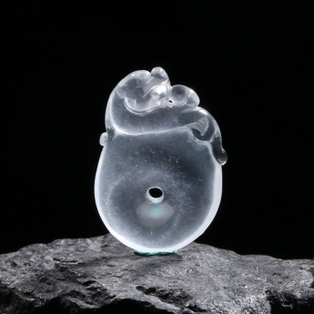乳白晶特色挂坠 规格25*37mm 重量 // 编码 93000691