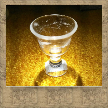 原石水晶高小酒杯规格高5*4CM重量46.43克拉编号35100002