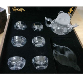 寻味顺德-SiO₂原石磨制的水晶熊猫壶+6薄杯(BRA)(传统礼盒)(藏品) 编码：35102153 规格壶17*11*10杯6*3cm