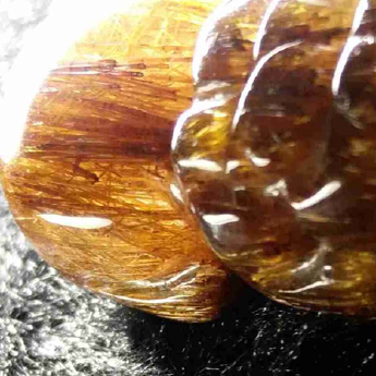 顶级猫眼金铜顺发皮丘挂坠（顶大中30B6) 规格2.8×1.6×1.35mm 重量 11.82克 编码 92251312