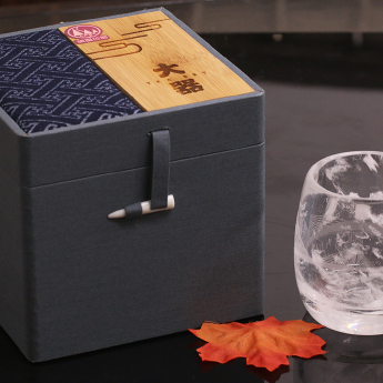 寻味顺德-SiO₂原石磨制的水晶茶水杯（澳门回归纪念版)(BRA)(竖字港珠澳大桥)(礼盒#65) 编码：35103047 规格cm