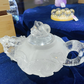 寻味顺德-SiO₂原石磨制的水晶雕刻龙嘴茶壶(BRA)(雕刻葫芦盖柄) 编码：35101026 规格16*10*9cm