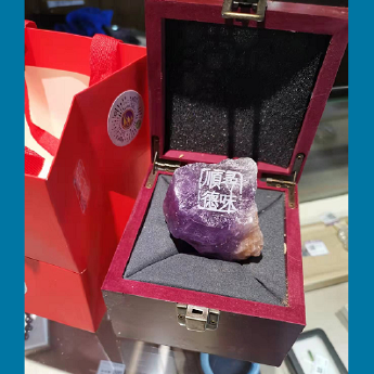 乌拉圭紫晶原矿石(不醉石）带盒 编码：28000573 规格：不规则随形100-190g