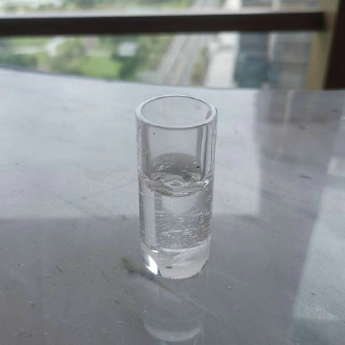 原石水晶茅台酒量杯 规格高7直径3cm 重量 // 编码 35102623