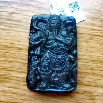 彩曜石关公牌形挂坠 规格55*35*11mm 重量 42克 编码 82200316