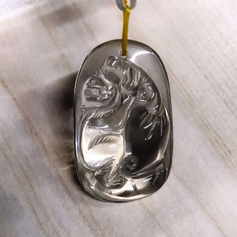黄晶福猴送桃挂坠 规格33*20*10mm 重量 /克 编码 82800115