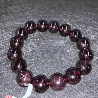 极品星光石榴石圆形手链(水精宫殿)礼盒套装 规格13.5mm 重量 /克 编码 82800160