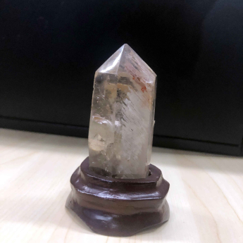 花幽灵水晶柱（千层塔） 规格77*29*23mm 重量 // 编码 20504011