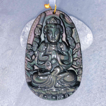 彩曜石千手观音护身佛挂坠（中） 规格48*31mm 重量 30克 编码 82102977